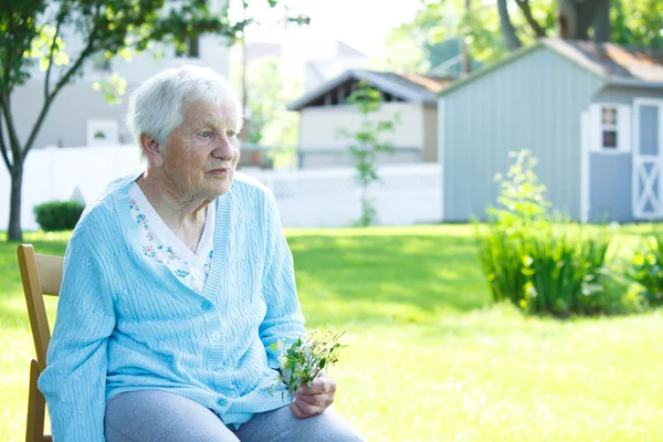 Starší dáma relaxační mimo — Stock fotografie