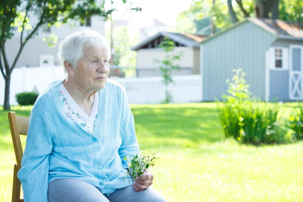 Старшая леди расслабляется снаружи — стоковое фото