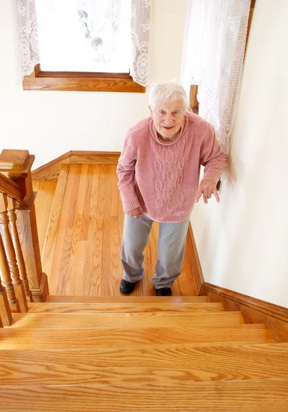 Senior vrouw voor trap — Stockfoto