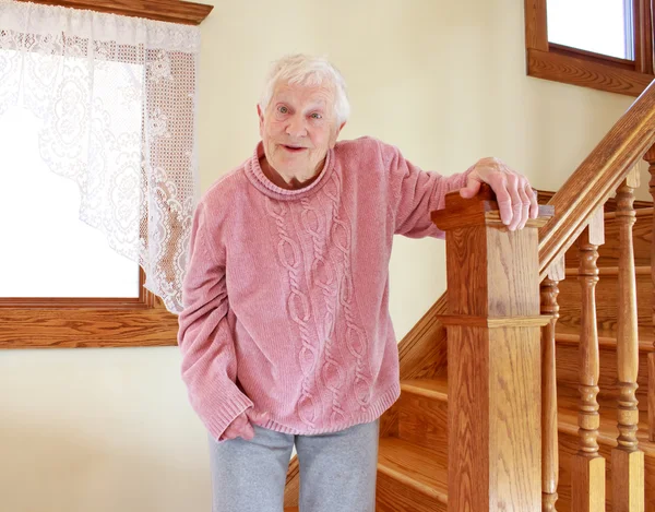 Seniorin vor Treppenhaus — Stockfoto
