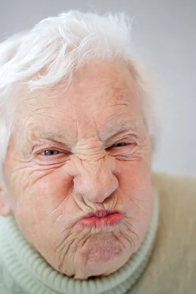 Grimaszok idősebb nő — Stock Fotó