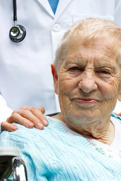 Старшая леди со своим врачом — стоковое фото