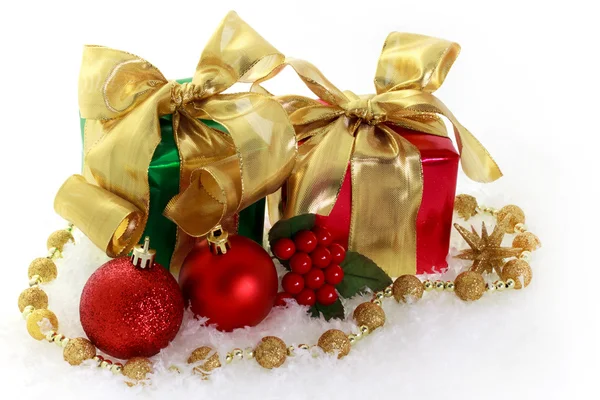 Красные и зеленые рождественские подарки — стоковое фото