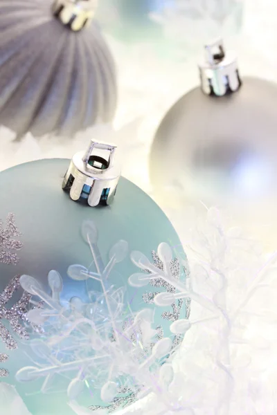 Blauwe en zilveren Kerst ornamenten — Stockfoto