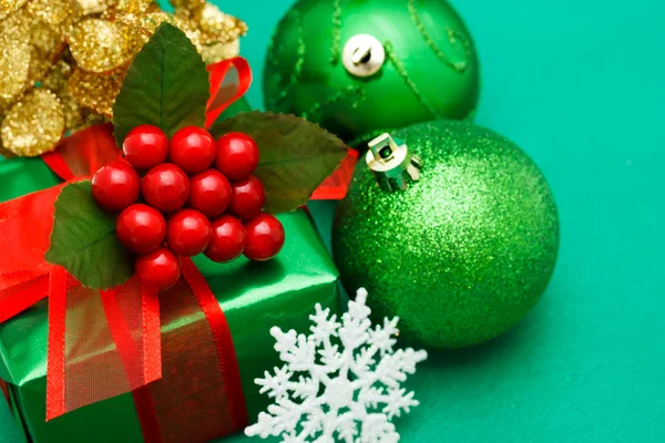 Noel yeşil hediye kutusu — Stok fotoğraf