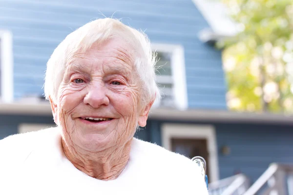 Счастливая пожилая дама — стоковое фото