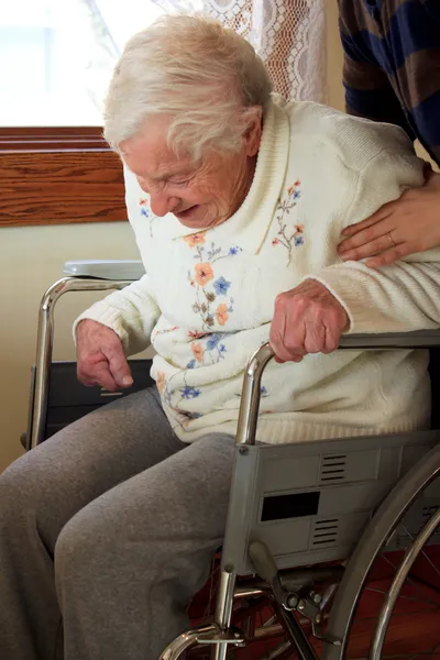 Pflegekraft hilft Seniorin — Stockfoto