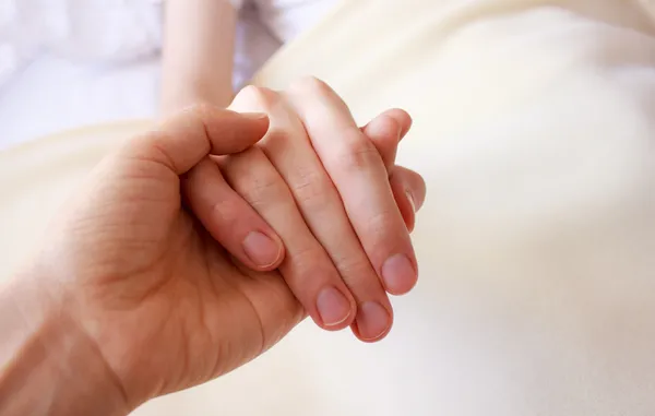Die Hand eines kranken geliebten Menschen halten — Stockfoto