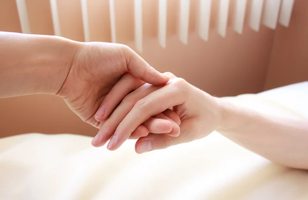 Тримаючи руку хворої коханої людини — стокове фото