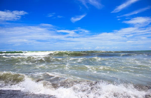 Волны на пляже — стоковое фото