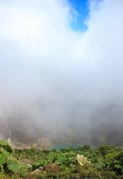Ирадзу вулкан с кислотным озером — стоковое фото