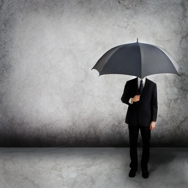 Ділова людина з парасолькою — стокове фото