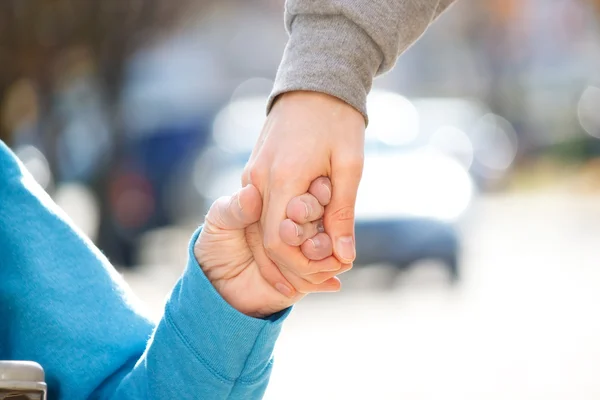 Opiekun trzymając rękę seniorów — Zdjęcie stockowe