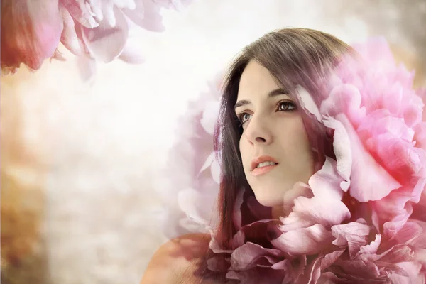 Vacker flicka i elegant blomma bakgrund — Stockfoto
