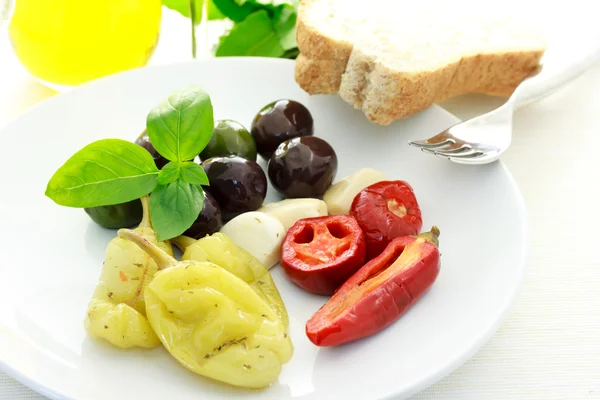 Маринованные оливки и перец — стоковое фото