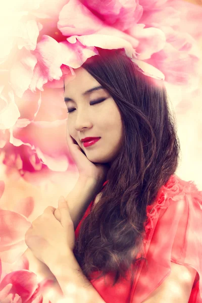 Vacker flicka i eleganta blommor — Stockfoto