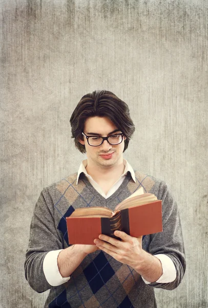 Hombre leyendo libro — Foto de Stock