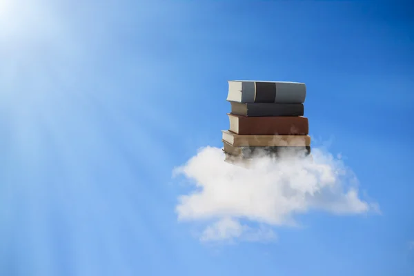 Libros flotando en una nube — Foto de Stock