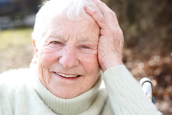 Счастливая пожилая женщина — стоковое фото