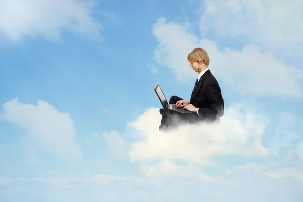 Använder en bärbar dator i molnen — Stockfoto