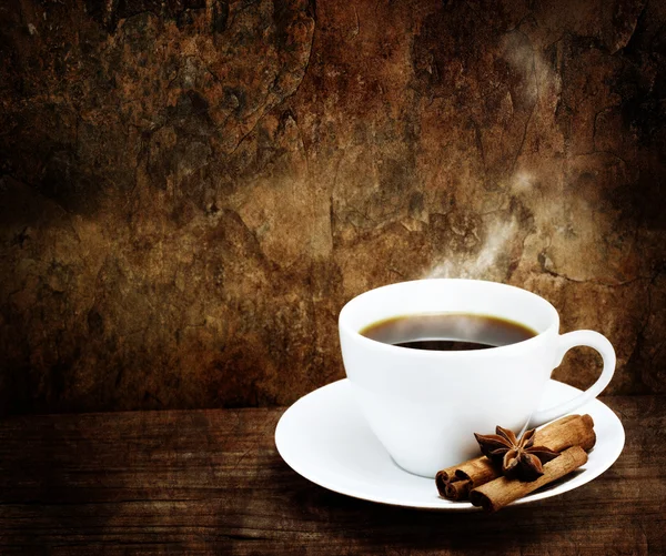 Taza de café caliente con canela y anís estrella — Foto de Stock