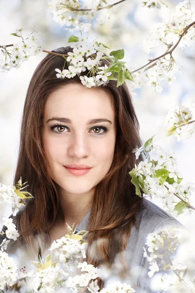 Menina bonita com árvore florescente — Fotografia de Stock