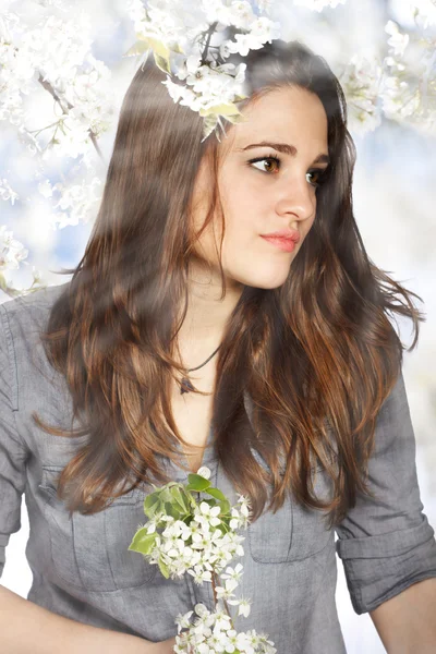 Hermosa chica con flores —  Fotos de Stock