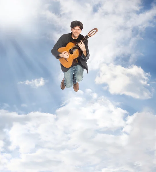 吉他弹奏者在云层中跳跃 — 图库照片