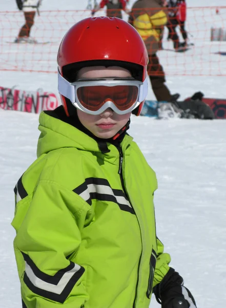 Дитина на лижах і шоломі — стокове фото