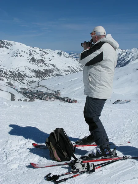 Чоловік на лижах з камерою на гірськолижному курорті — стокове фото