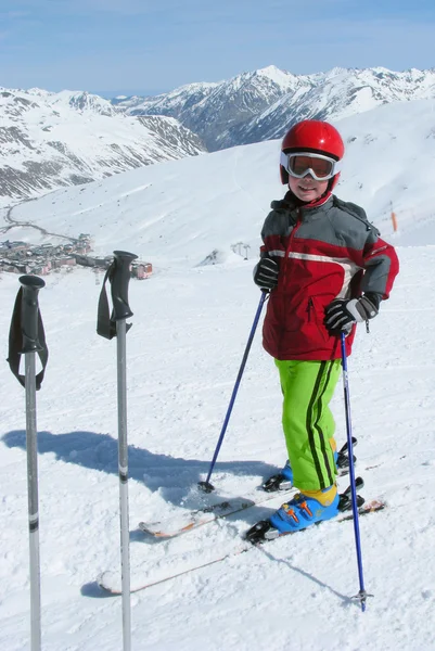 Дитина на лижах і шоломі — стокове фото