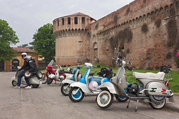 Винтажные итальянские скутеры — стоковое фото