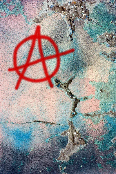 Muralla sucia con símbolo de anarquía —  Fotos de Stock