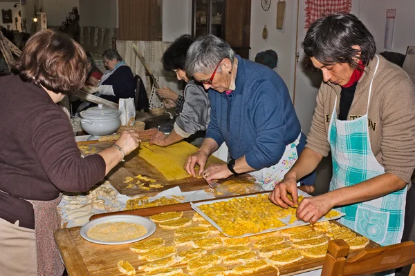 Kadınlar makarna yapma