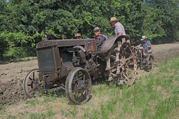 Eski traktör ile çiftçilik — Stok fotoğraf