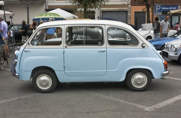 Oude Italiaanse minibus — Stockfoto