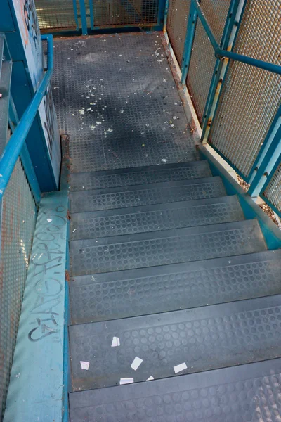 Escadas de metal sujo — Fotografia de Stock