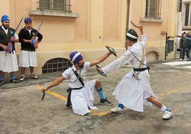 gurka bıçak düello