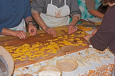 Kadınlar makarna yapma