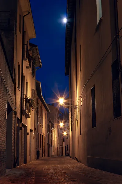 Mörk gränd i gamla stan — Stockfoto