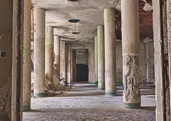 Zerstörte Halle — Stockfoto