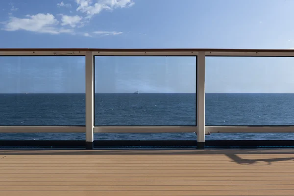 Schip kolejnice s výhledem na moře — Stock fotografie