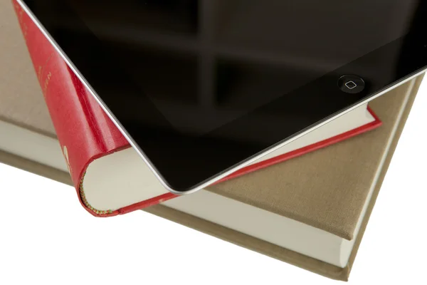 Tablet pc com livros — Fotografia de Stock