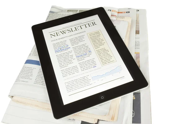 Gazeteler ve tablet pc — Stok fotoğraf