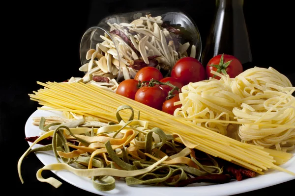 Wenige Arten von Pasta auf dem Teller — Stockfoto