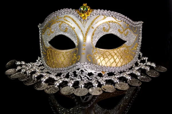 Máscara de carnaval de plata sobre fondo negro — Foto de Stock
