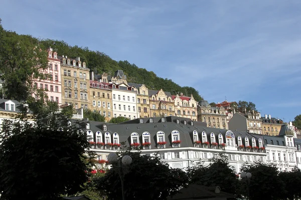 Karlovy Vary utca-és városrészlet — Stock Fotó