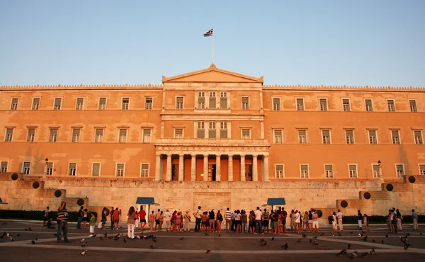 Greek parliament building late in evening — Stock Photo, Image
