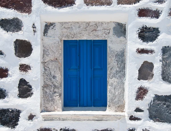用石头砸墙的蓝色的窗口 — 图库照片