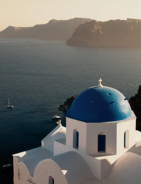 Iglesia con cúpula azul en la isla de Santorini en Grecia . — Foto de Stock